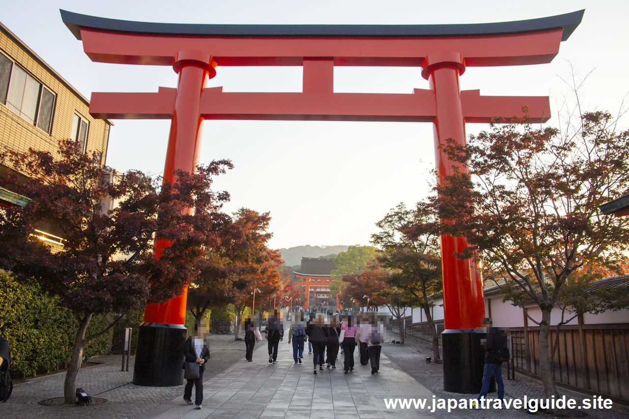 第一鳥居から楼門までの参道沿いの紅葉：伏見稲荷大社の紅葉の見どころ完全ガイド(1)