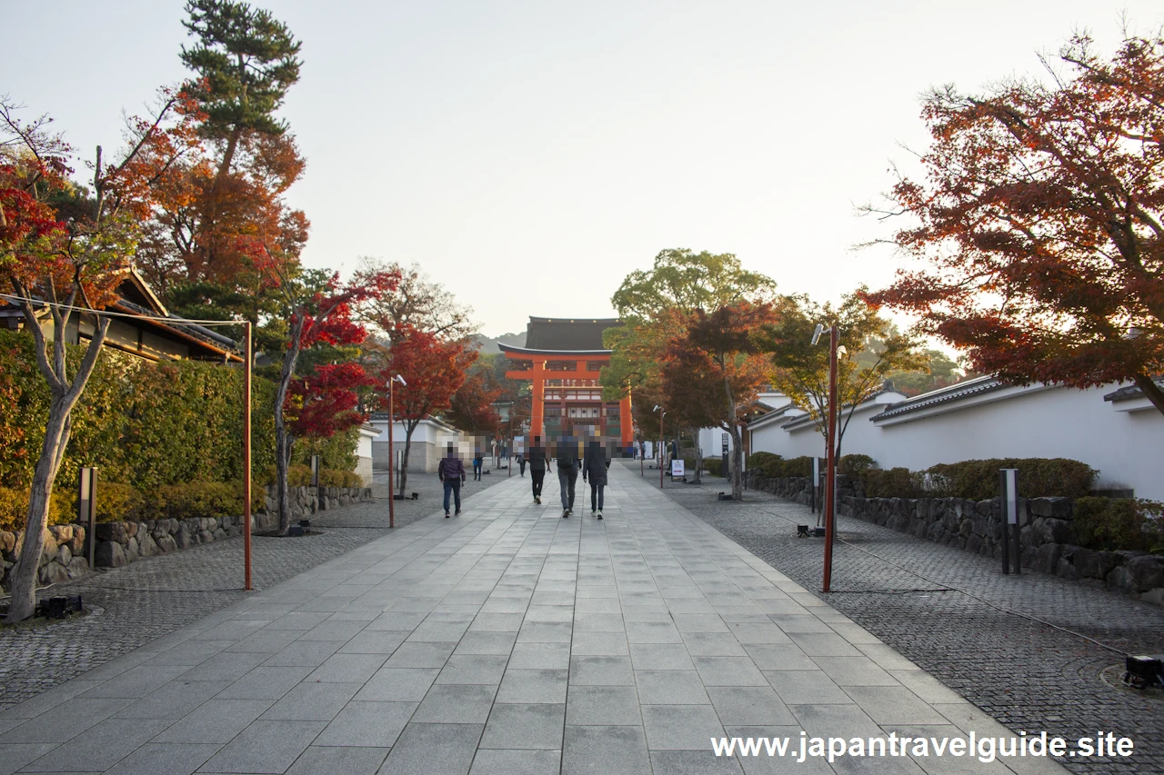 第一鳥居から楼門までの参道沿いの紅葉：伏見稲荷大社の紅葉の見どころ完全ガイド(2)