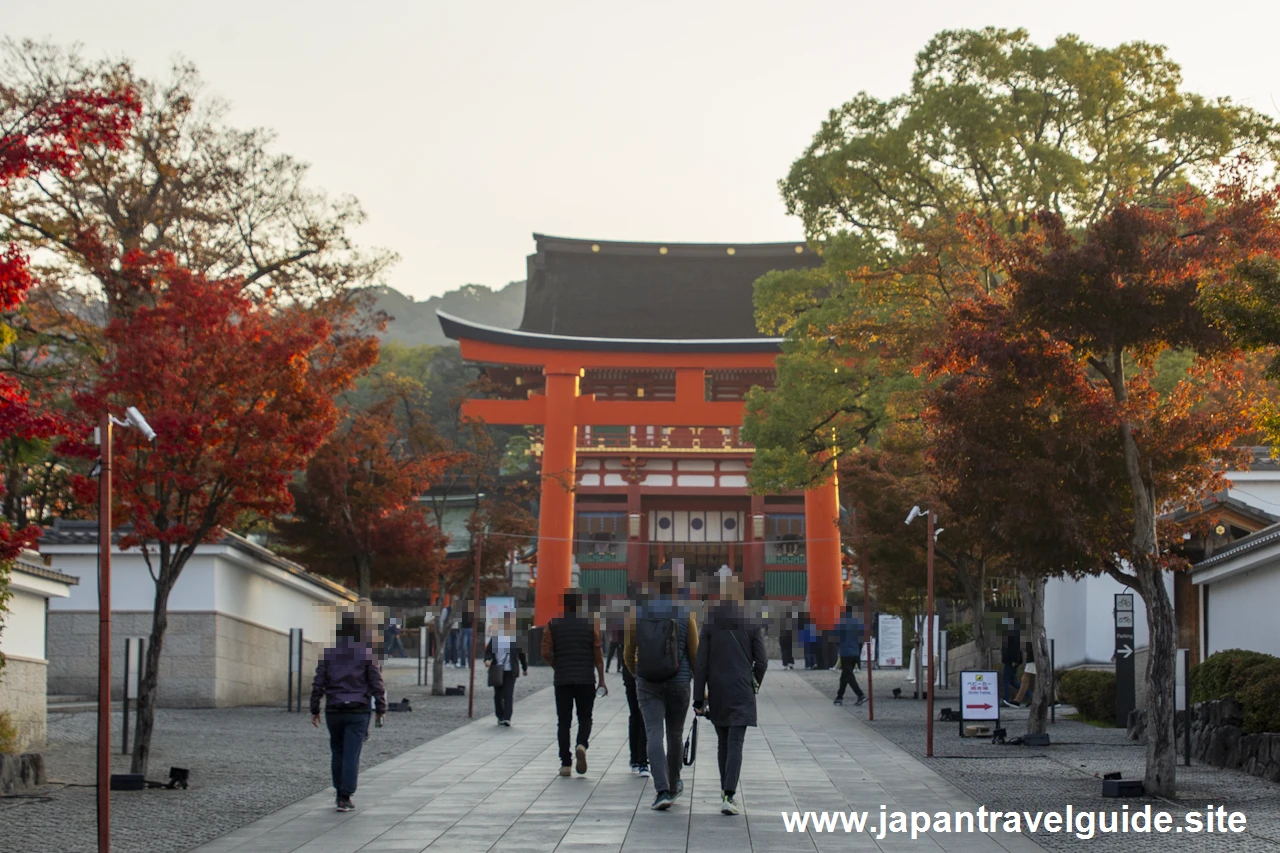 第一鳥居から楼門までの参道沿いの紅葉：伏見稲荷大社の紅葉の見どころ完全ガイド(3)