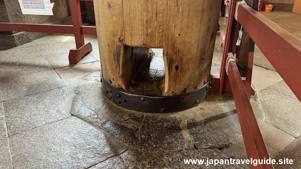 大仏殿の柱の穴くぐり：東大寺の見どころ(2)