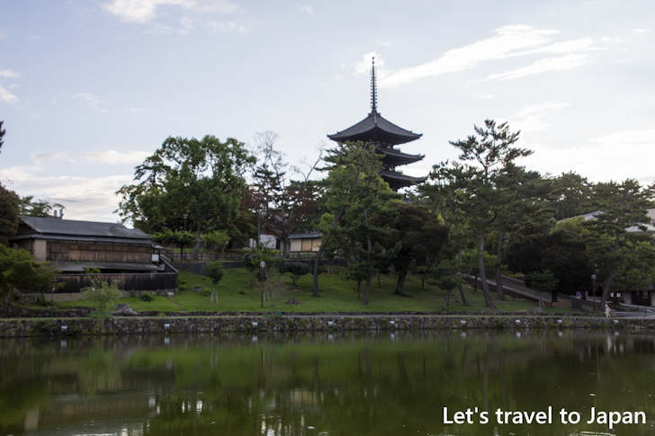 猿沢池から見た五重塔：興福寺の見どころ(23)