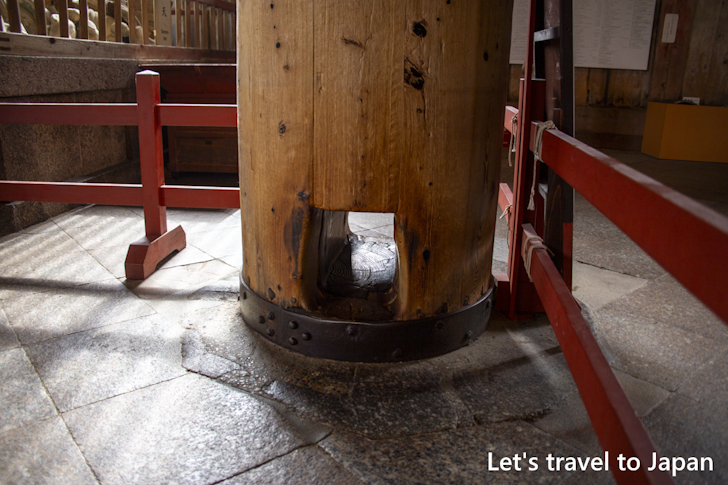 大仏殿の柱の穴くぐり：東大寺の見どころ(34)