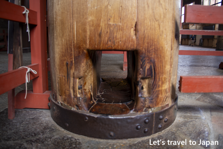 大仏殿の柱の穴くぐり：東大寺の見どころ(35)