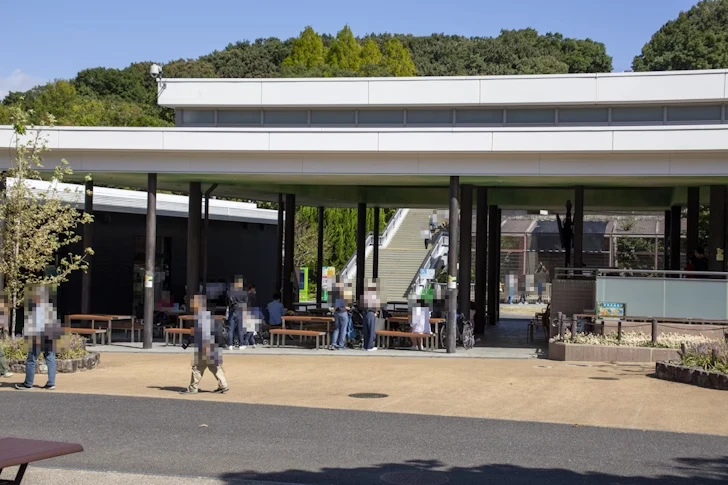 中央休憩所：東山動植物園のフードコート・カフェ/お土産ショップ/休憩所の完全ガイド(13)