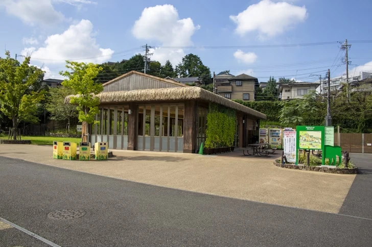 インドサイ横の無料休憩所：東山動植物園のフードコート・カフェ/お土産ショップ/休憩所の完全ガイド(5)