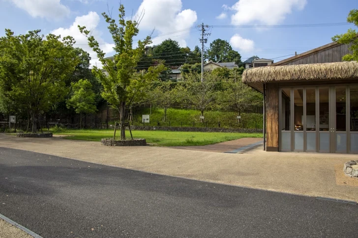 インドサイ横の無料休憩所：東山動植物園のフードコート・カフェ/お土産ショップ/休憩所の完全ガイド(7)